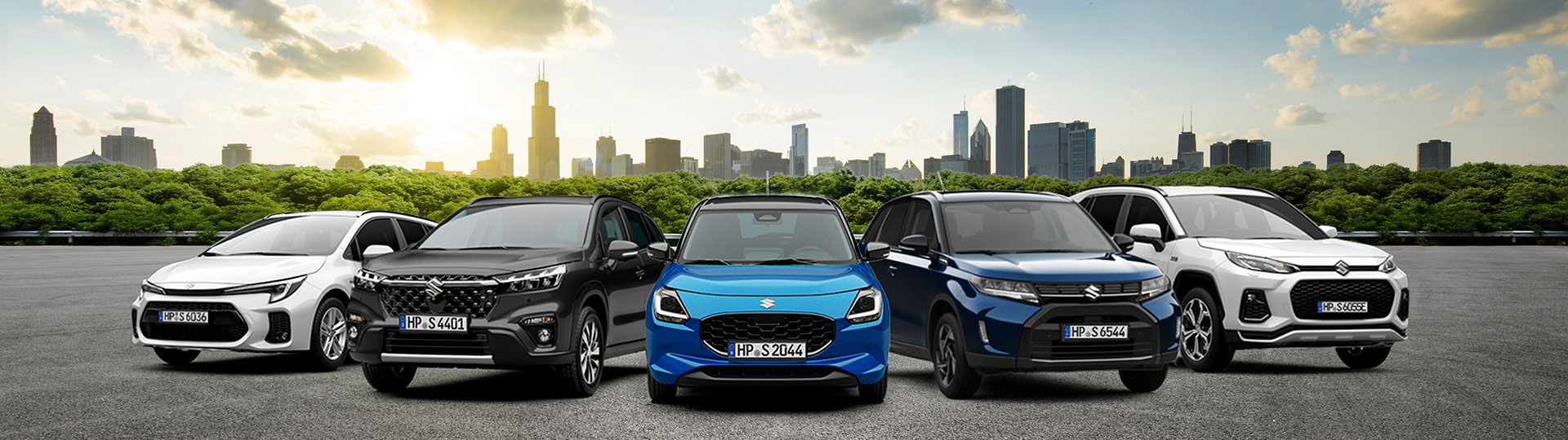Verschiedene Suzuki Fahrzeuge auf Skyline Hintergrund